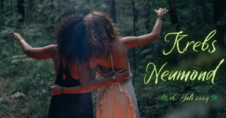 Neumond 06. Juli 2024 - Zwei Frauen umarmen sich im Wald