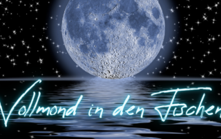 Vollmond über dem Meer bei Nacht